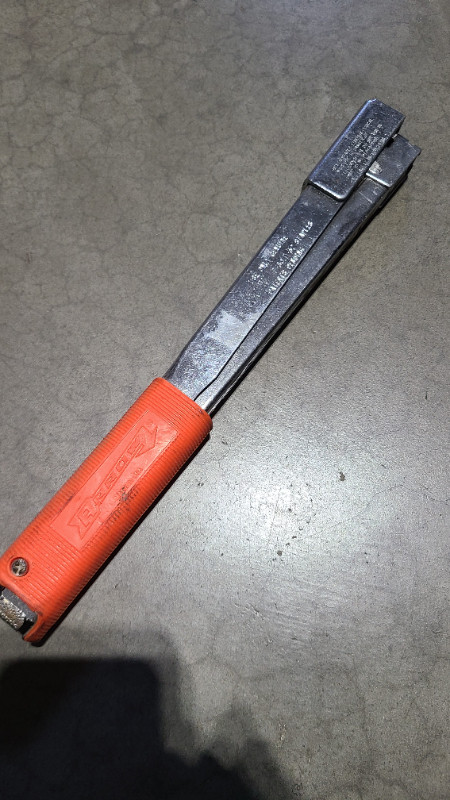 Arrow Fastener HT30 Thin Wire Hammer Tacker in Hand Tools in Hamilton - Image 4