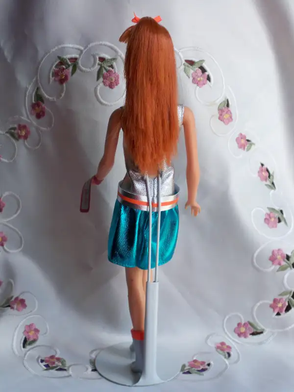 50th Anniversary "1967 TNT Barbie" in "Zokko!" (Mattel, 2009) in Arts & Collectibles in Fredericton - Image 9