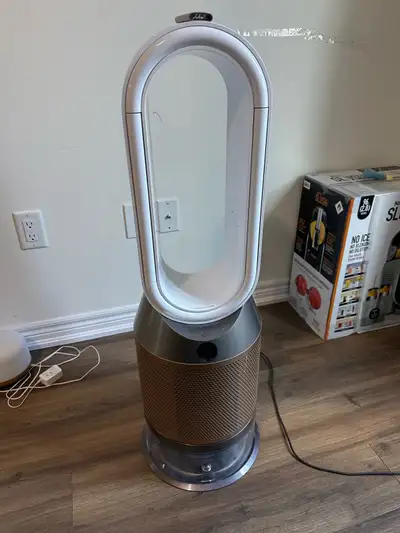 Bought directly at Dyson.ca Remote controller included.
