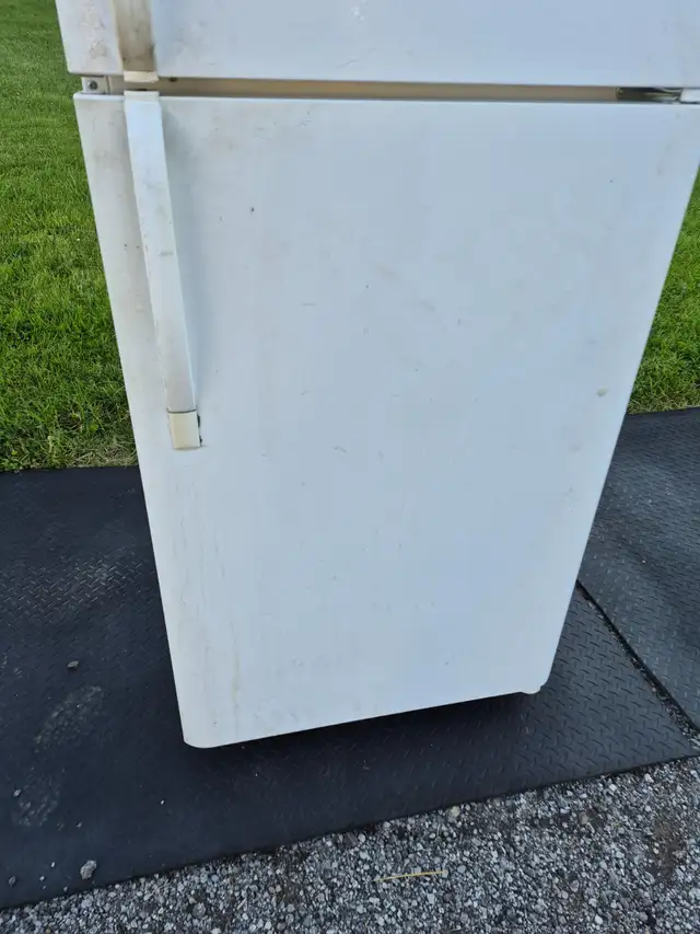 CHEAP fridge white top freezer Frigidaire 30'' in Refrigerators in Oakville / Halton Region - Image 3