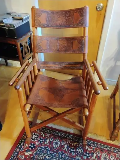 Chaise berçante, pliante authentique du Costa Rica en cuir véritable et bois. Motif unique embossé s...
