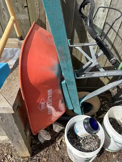 Contractor grade wheel barrow solid tire