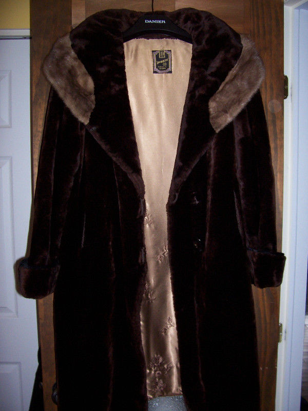 Dworkin Sheepskin Fur Coat / Manteau de fourrure en mouton dans Femmes - Hauts et vêtements d'extérieur  à Ville de Montréal
