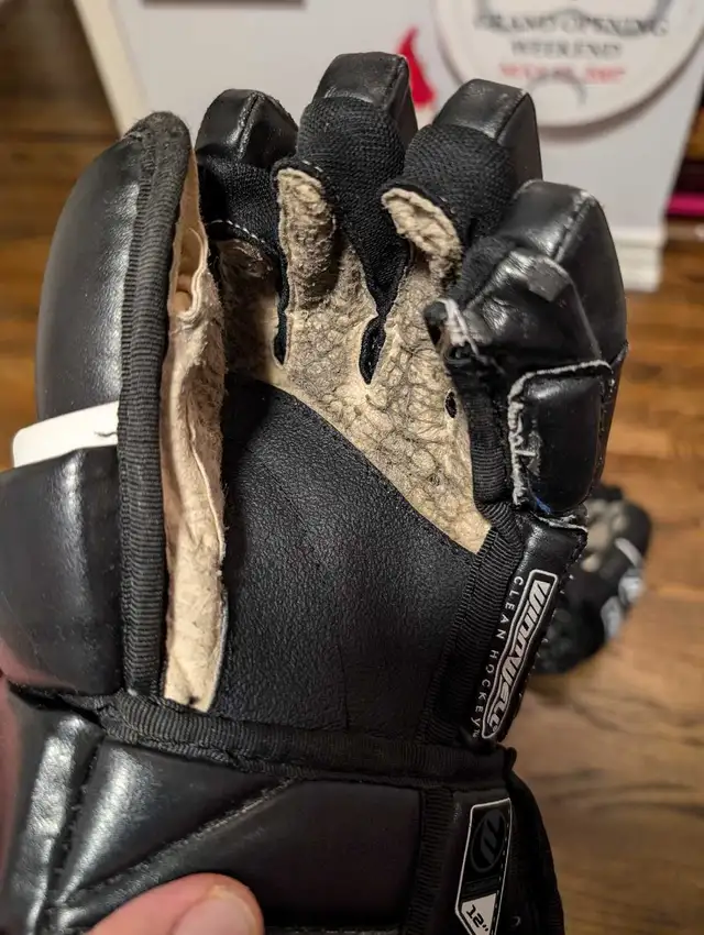 Kids Used  Hockey Gear - Winnwell neck guard, gloves Bauer elb in Hockey in City of Toronto - Image 6