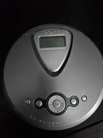 This Sony Walkman D-NE270 is a vintage-style portable player. This classic is in excellent condition...