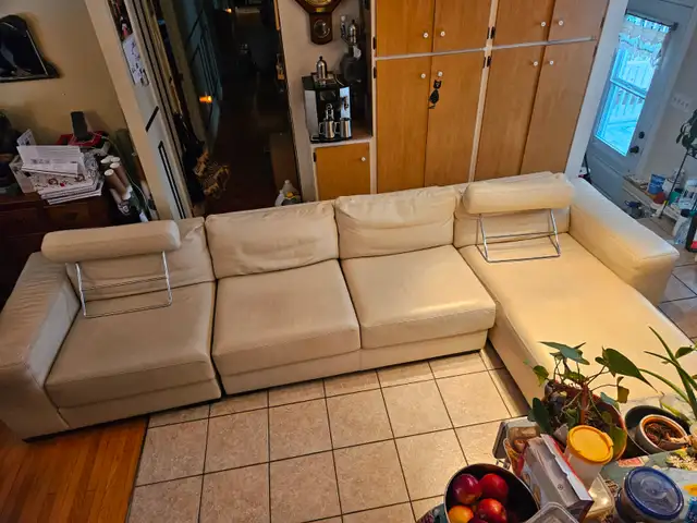Sectionnel en cuir blanc véritable in Couches & Futons in Trois-Rivières - Image 3