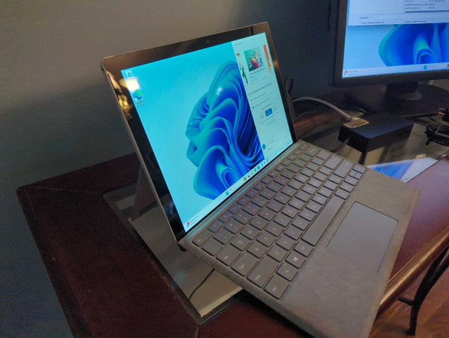 Surface pro 6 i7 - complete mobile power on the go in Laptops in Hamilton - Image 2