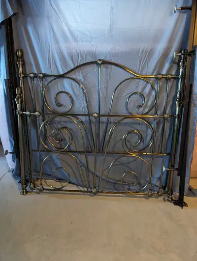 NEW PRICE!!!! QUEEN SIZE BRASS HEAD AND FOOT BOARD WITH FRAME!!! GREAT CONDITION!! STRONG AND STURDY...