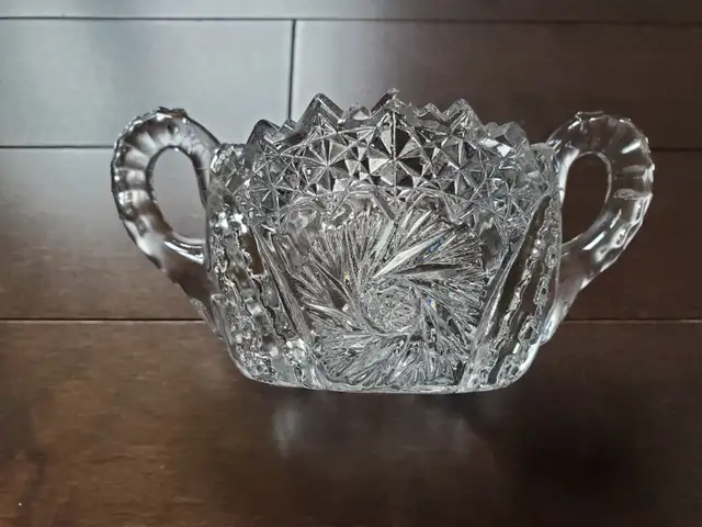Vintage Crystal Pinwheel bowl with handles used/cristal pinwheel in Other in West Island - Image 7