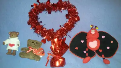 4 articles à offrir pour la St-Valentin : - petit toutou Russel Stower - nounours avec chandail tric...