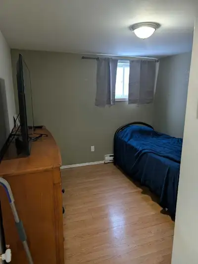 Chambre à louer libre le 01 janvier , tout compris soit internet et câble, meublée avec frigo et mic...