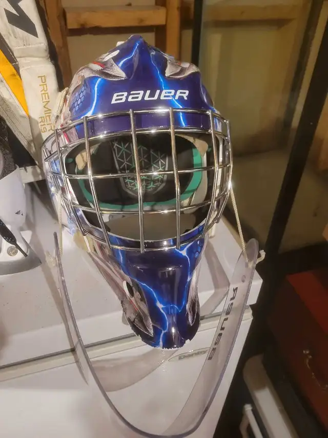 Mens full ice hockey goalie equipment SOLD pending pick up in Hockey in London - Image 5
