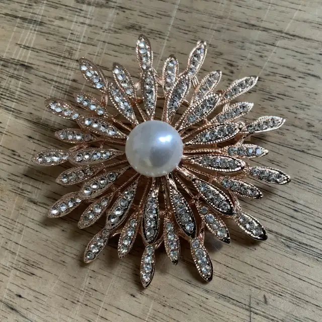 Vintage Starburst Pattern Brooch With A Faux Pearl. in Jewellery & Watches in City of Montréal - Image 2