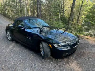 À vendre : magnifique BMW Z4 3.0i décapotable, année 2008, avec seulement 98 000 km au compteur. Voi...