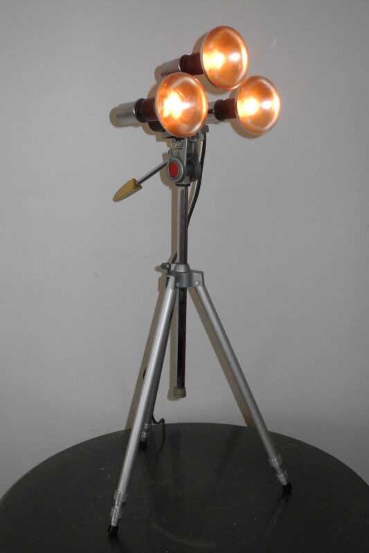 Éclairage photo vintage sur trépied (lampe sur pied) 30$ à 225$ dans Art et objets de collection  à Ville de Montréal - Image 3