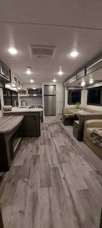 Aménagement d'une superbe roulotte,très propre,marque Cruiser 28 pi,année 2022 avec une fenestration...