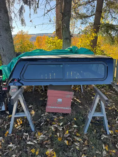 2018 Tacoma long box Like new Leer canopy Black