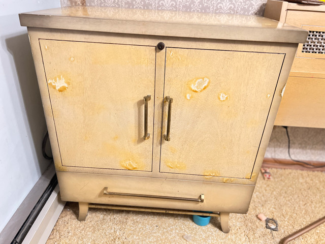 Antique/Retro Bedroom Set in Dressers & Wardrobes in City of Toronto - Image 2