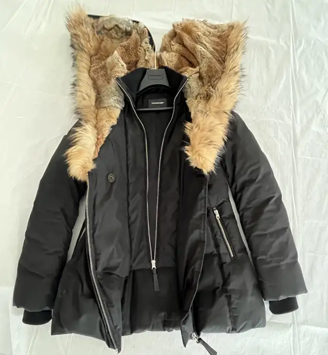 LIKE NEW Mackage Akiva Jacket for Sale in Women's - Tops & Outerwear in City of Montréal - Image 3