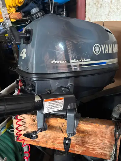 Chaloupe de pêche 12 pieds avec moteur 4 Forces 4 Temps YAMAHA très peu utilisé. Avec 2 bancs amovib...