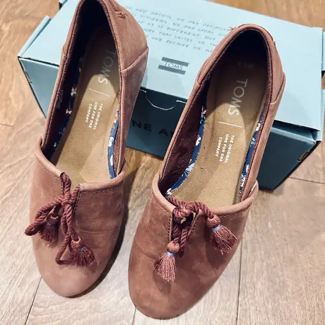 Women's Shoes| Toms Kelli 5.5 /22.5cm Leather shoes in Women's - Shoes in City of Montréal - Image 2