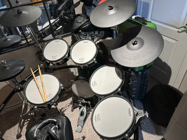 Roland V-drums with TD-20 module in Drums & Percussion in Oakville / Halton Region - Image 4