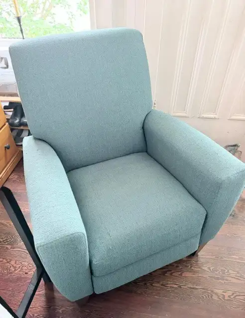 La-Z-boy Scarlett High Leg Reclining Chair - Like New! in Chairs & Recliners in City of Halifax - Image 4