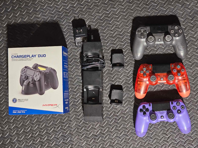 Playstation 4 Controllers and Chargers in Sony Playstation 4 in Edmonton
