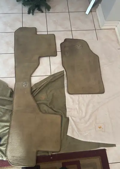 Infiniti car mats, from an Infiniti G35. back seat and passenge side front mats. No driver side mats...