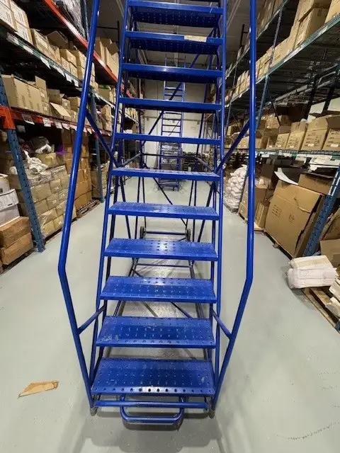 16 Step industrial ladder for sale in Ladders & Scaffolding in Oakville / Halton Region - Image 5