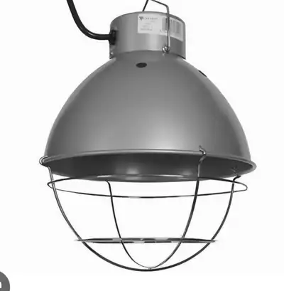 5 lumières chauffante pour poule avec ampoules 30$ chaque merci. Neuves de cette année et usagés . 3...