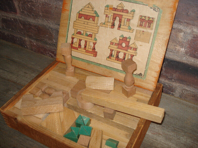 Vieille boite de réglettes et formes en bois. Antique. dans Art et objets de collection  à Granby - Image 3