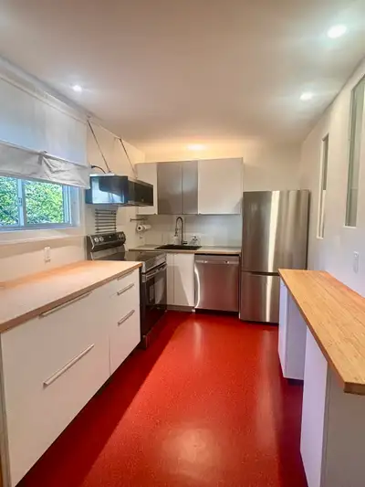 2 bedroom with lots of character! Located at 32 Rose street in the flower streets of downtown Dartmo...
