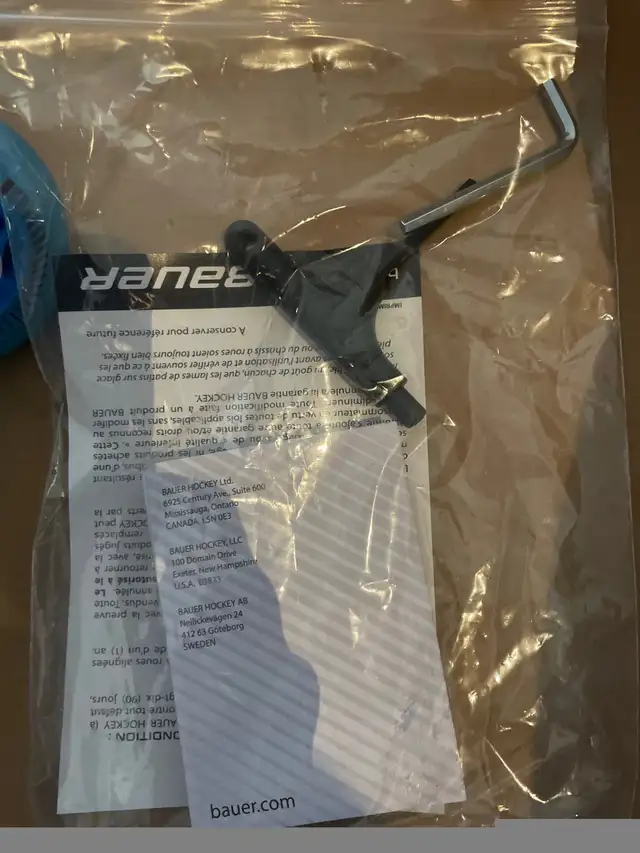 Bauer street skate size 4 in Skates & Blades in Markham / York Region - Image 3