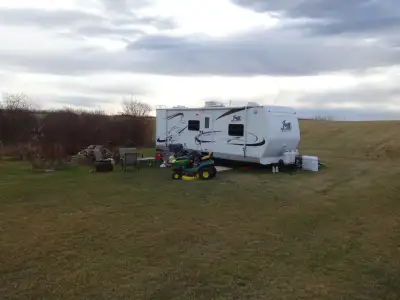 been parked to stay at acreage have big metal step /loaded unit every thing works