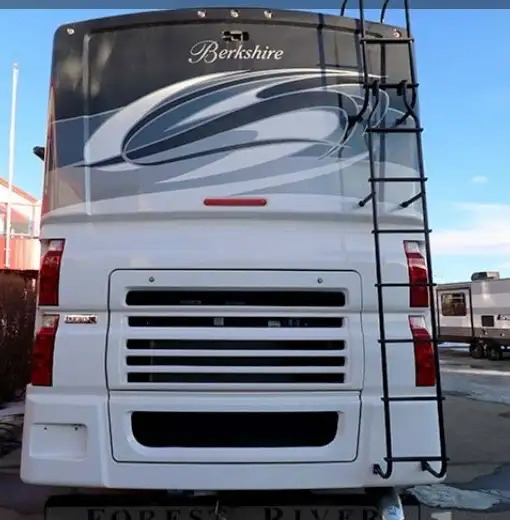“REDUCED — 2018 Berkshire 39A — 52,000 km — in RVs & Motorhomes in Calgary - Image 3