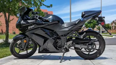 Only 10,512Km like new! Comes with 2 keys! Excellent condition starter bike and cheap to insure. Mot...