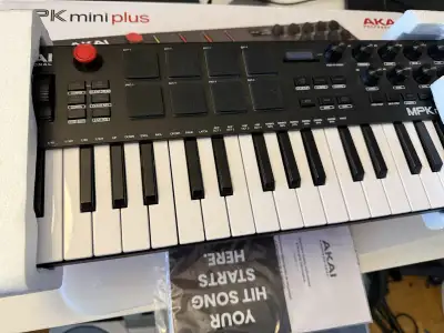AKAI mini Plus Midi Controller 32 keys (Mint), View more