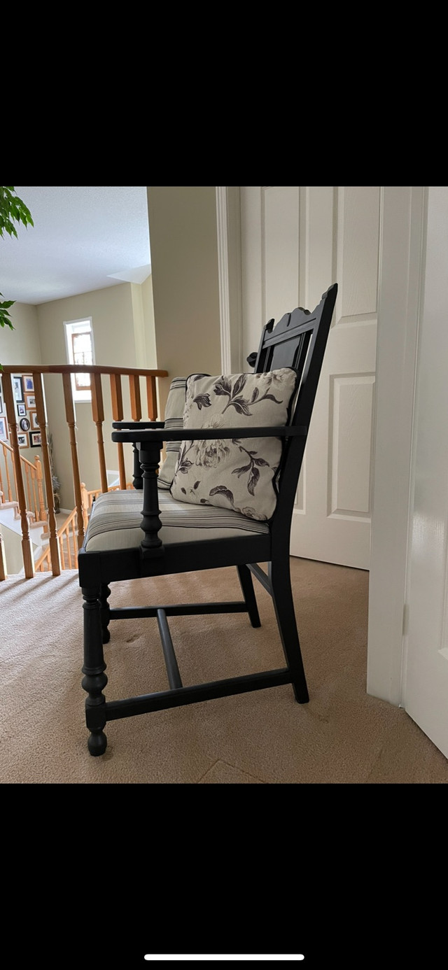 Accent chair in Chairs & Recliners in Oshawa / Durham Region - Image 2
