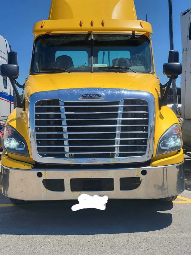 2015 Freightliner cascadia for sale with work in Heavy Trucks in Hamilton - Image 6