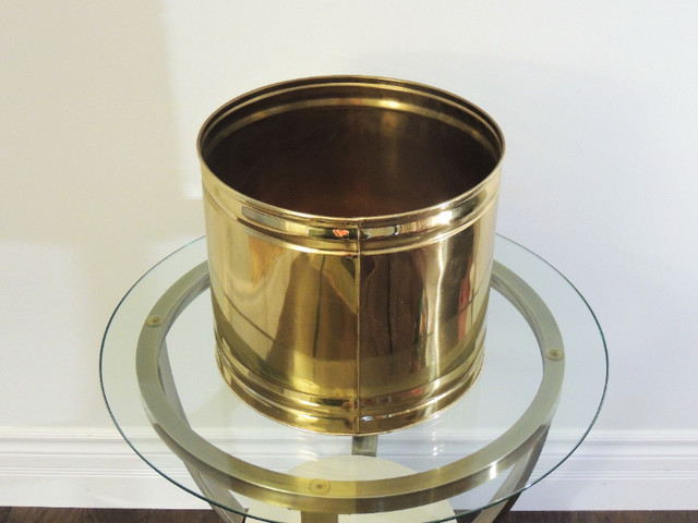 Large Brass Planter in Home Décor & Accents in Oshawa / Durham Region - Image 2
