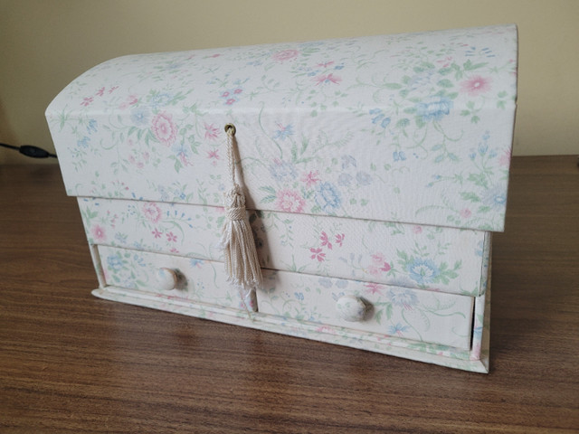 Large Vintage Floral Fabric Jewellery Box in Hobbies & Crafts in City of Toronto - Image 2