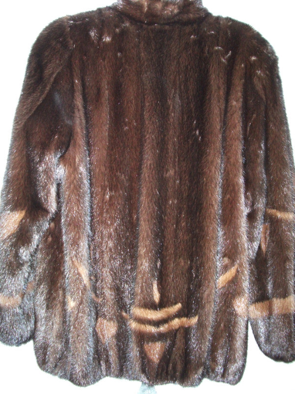 manteau fourrure vison court brun Gr: 8/10 dans Femmes - Hauts et vêtements d'extérieur  à Rimouski / Bas-St-Laurent - Image 2