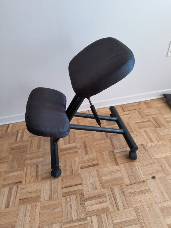 Chaise à genoux ergonomique à vendre/Kneeling chair for sale dans Chaises, Fauteuils inclinables  à Ville de Montréal