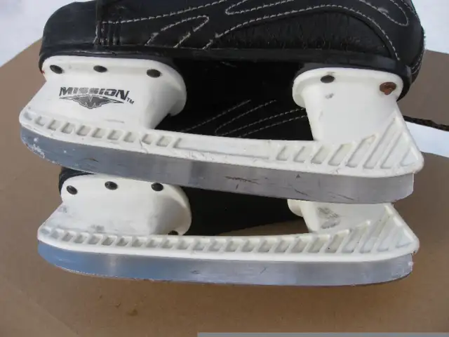 Youth MISSION WARP Hockey Skates Size 13 GC in Hockey in Winnipeg - Image 8