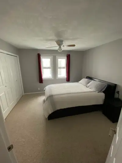 One bedroom + bathroom available in spacious 2-bedroom, 2-bathroom second floor condo. Close to UVic...