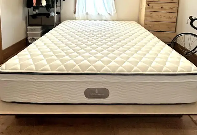 ✨✨Matelas Four Seasons King Size – Luxe & Confort – Comme Neuf✨✨ in Beds & Mattresses in City of Montréal - Image 2