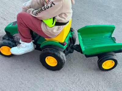 Ride-on tractor John Deere, front wheels are controlled by the steering wheel (can turn to the left...