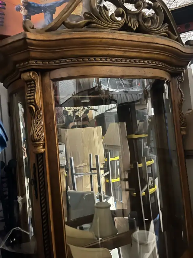 Display cabinets in Dressers & Wardrobes in Markham / York Region - Image 5