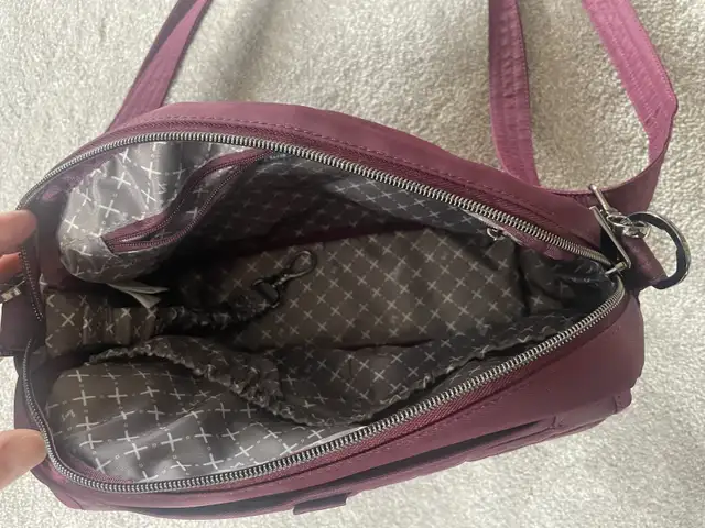 LUGZ Purse with Shoulder Strap in Women's - Bags & Wallets in Kitchener / Waterloo - Image 4